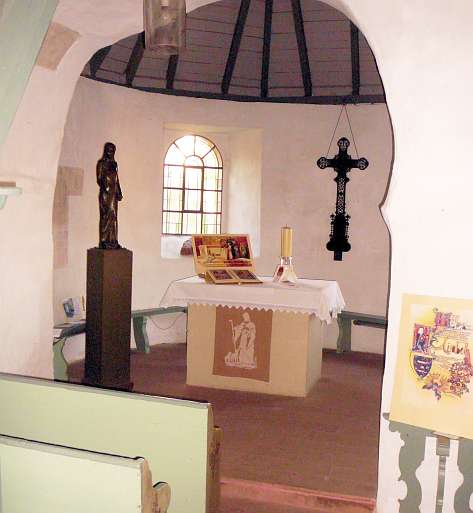 Hufeisenkirche zu Altenvers mit Elisabeth-Statue